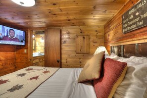 1 bedroom, free WiFi - Stone Creek: Cozy, Pet Friendly Cabin Overlooking a Beautiful Mountain Stream beside Gatlinburg (Gatlinburg)