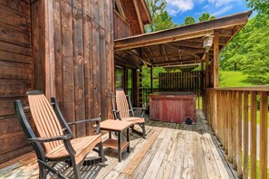 Outdoor spa tub - Hidden View: 5 minutes from downtown Gatlinburg 2 bed / 2 bath (Gatlinburg)