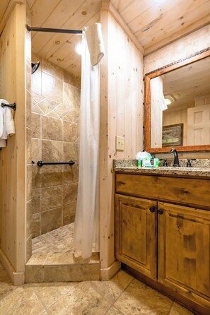 Bathroom - Hidden View: 5 minutes from downtown Gatlinburg 2 bed / 2 bath (Gatlinburg)