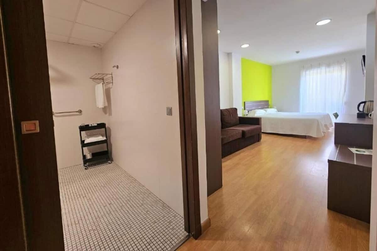 Habitación familiar | Minibar, caja de seguridad en la habitación y escritorio