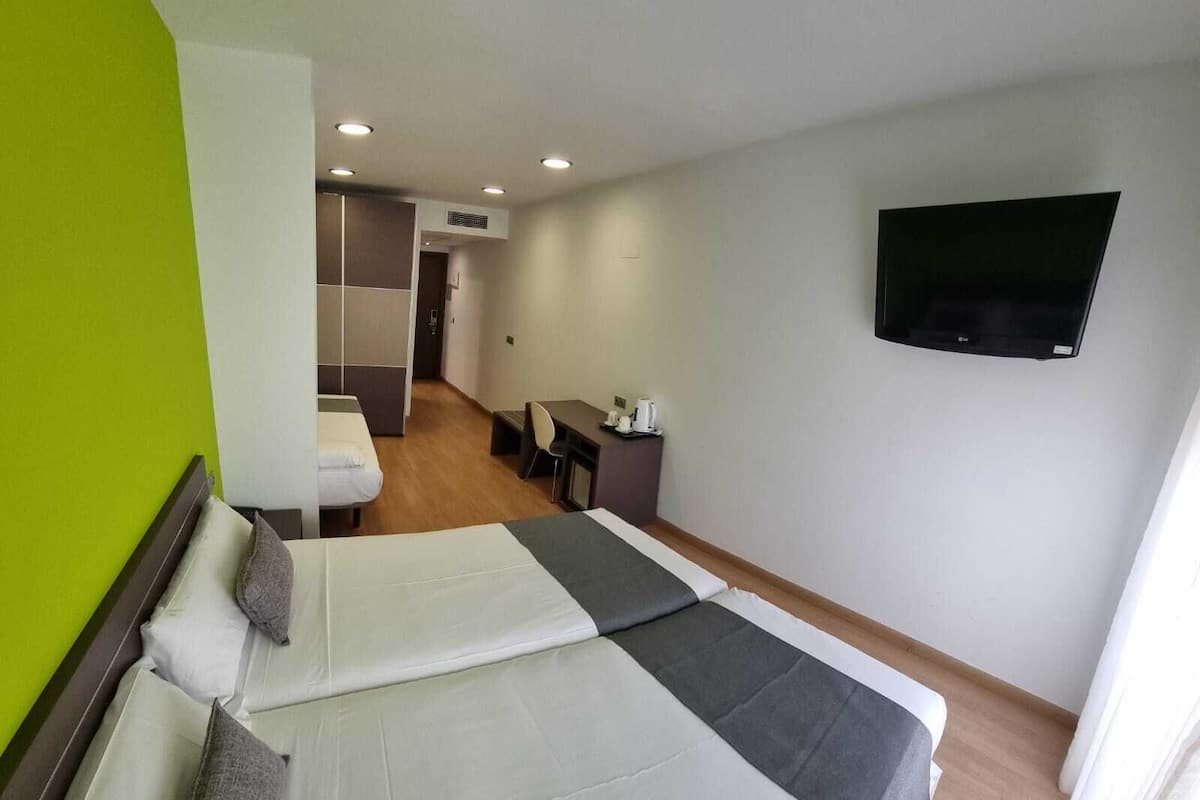 Family Room | Minibar, in-room safe, desk, blackout drapes