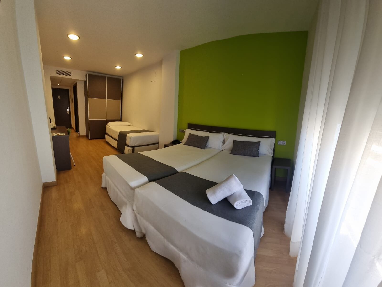 Minibar, caja de seguridad en la habitación y escritorio 