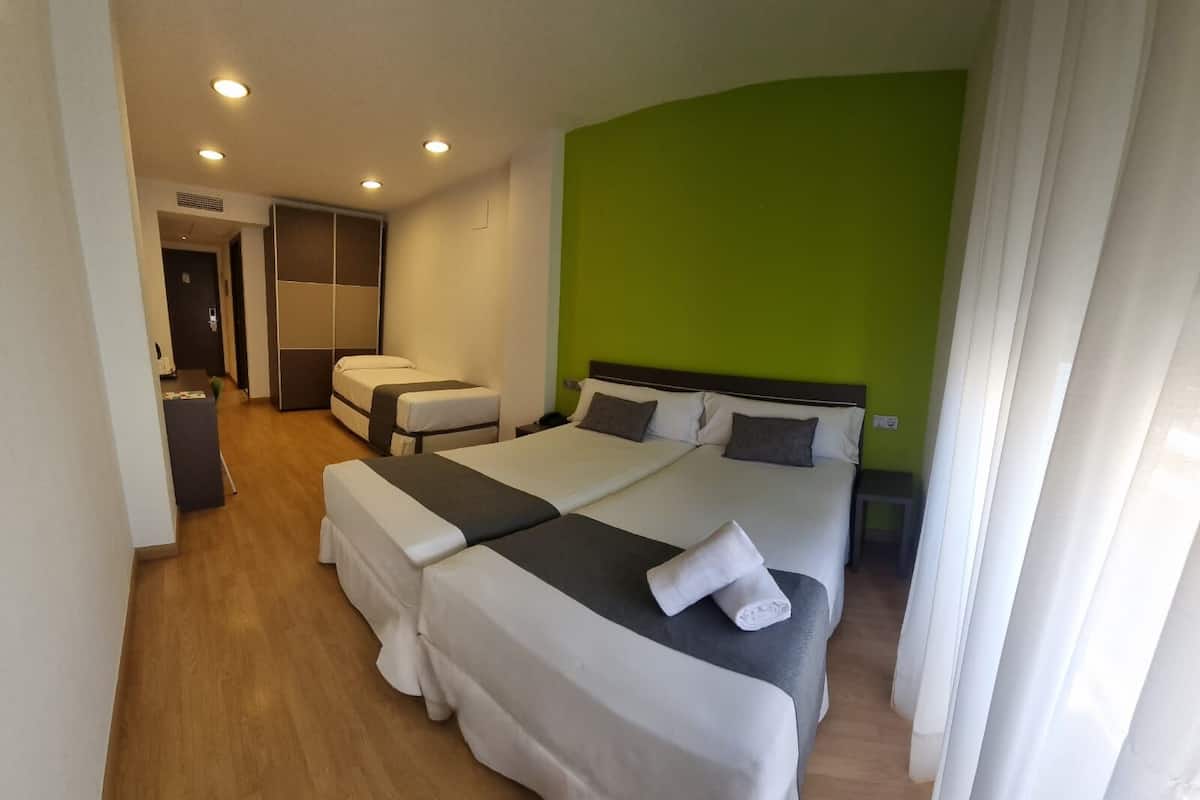 Minibar, coffres-forts dans les chambres, bureau, rideaux occultants