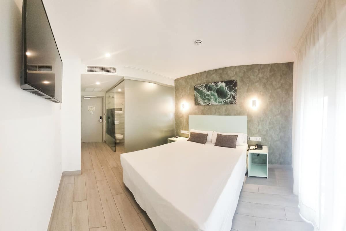Minibar, caja de seguridad en la habitación y escritorio