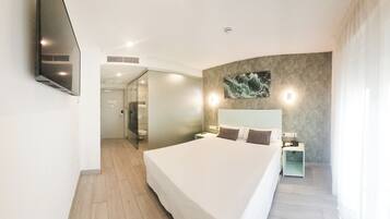 Een minibar, een kluis op de kamer, een bureau, verduisterende gordijnen