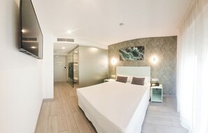 Bar mini, peti besi dalam bilik, meja, langsir/tirai gelap terus 