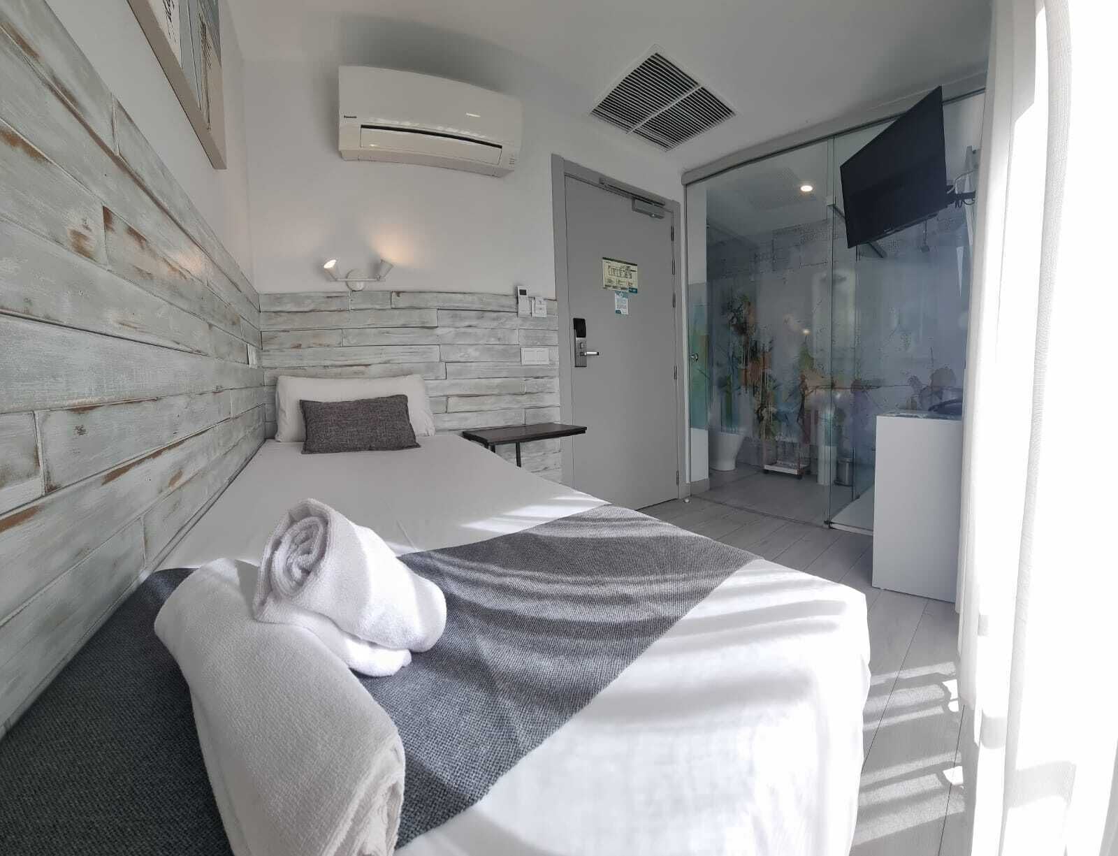 Minibar, caja de seguridad en la habitación y escritorio 