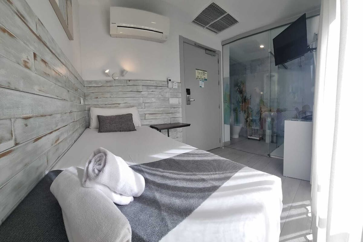 Minibar, coffres-forts dans les chambres, bureau, rideaux occultants