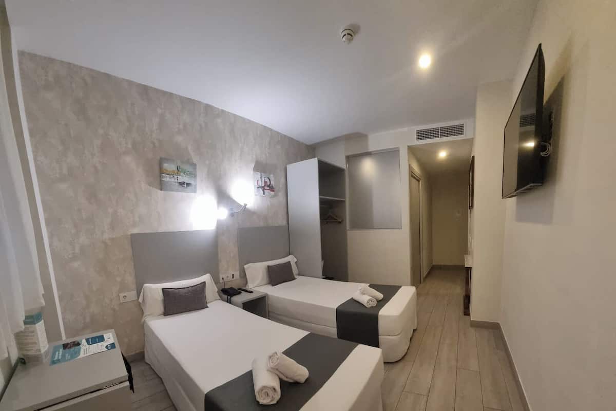 Minibar, coffres-forts dans les chambres, bureau, rideaux occultants