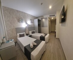 Minibar, caja de seguridad en la habitación y escritorio 