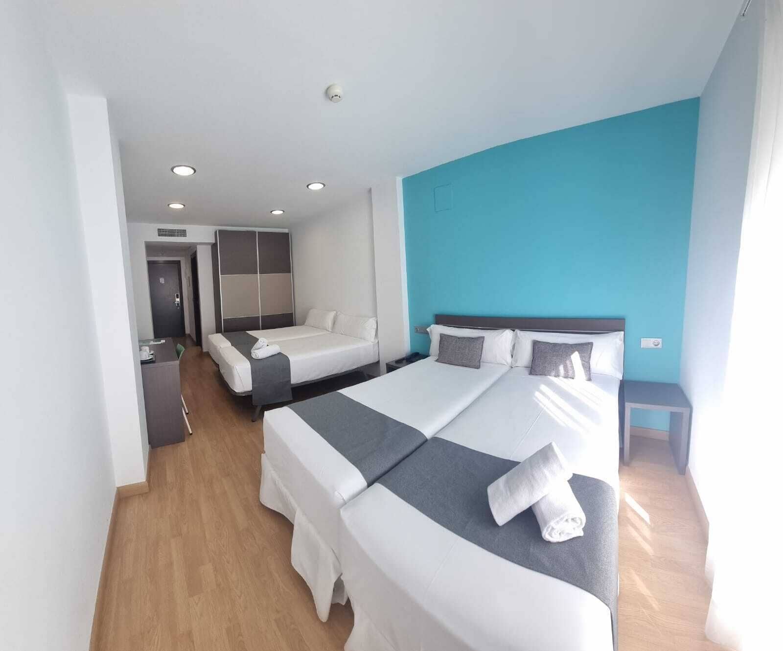 Minibar, caja de seguridad en la habitación y escritorio 