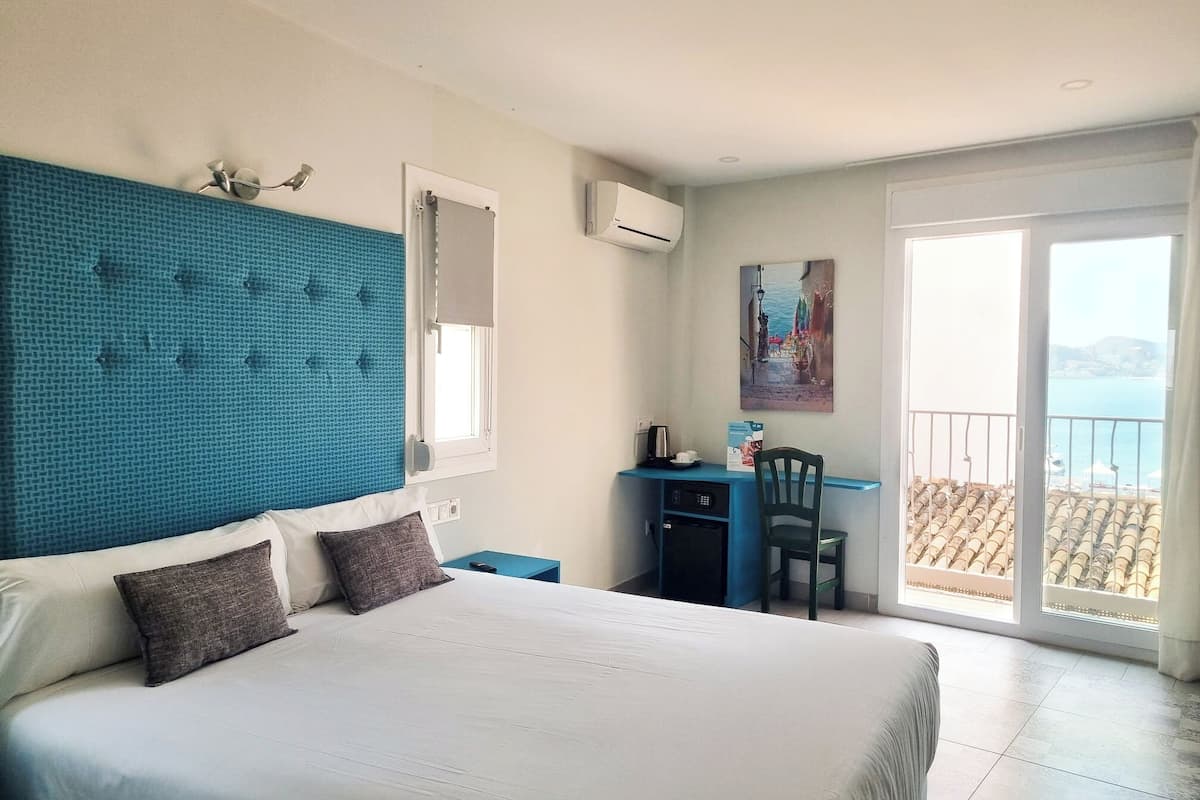Minibar, caja de seguridad en la habitación y escritorio