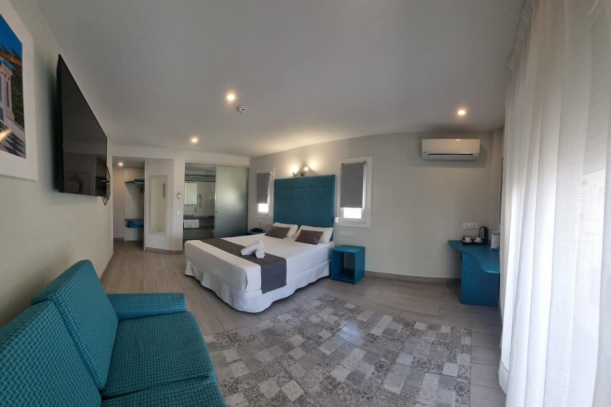 Minibar, coffres-forts dans les chambres, bureau, rideaux occultants