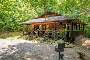 Exterior - Wildflower Haven: Beautiful Secluded Cabin in Gatlinburg, Just Minutes from Downtown Gatlinburg. (Sevierville)