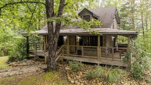 Exterior - Bear's Den: Convenient Location only 3.4 Miles Away from Gatlinburg (Gatlinburg)