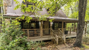 Exterior - Bear's Den: Convenient Location only 3.4 Miles Away from Gatlinburg (Gatlinburg)