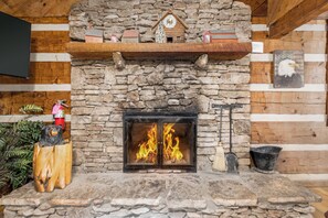 Interior - Bear's Den: Convenient Location only 3.4 Miles Away from Gatlinburg (Gatlinburg)