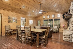 Dining - Riverside: Spacious Rustic Cabin on the River 2.2 miles from Downtown Gatlinburg (Sevierville)