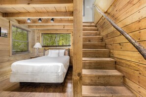 4 bedrooms, Internet - The Bunk House: Secluded Cabin is Just Minutes from Downtown Gatlinburg (Cosby)