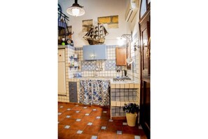 Kühlschrank, Ofen, Herdplatte, Wasserkocher mit Kaffee-/Teezubehör