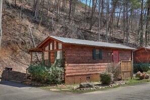 Exterior - Dogwood: Cozy Cabin in Wooded Area Only Minutes Away from Downtown Gatlinburg (Gatlinburg)