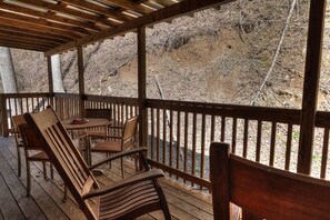 Outdoor dining - Dogwood: Cozy Cabin in Wooded Area Only Minutes Away from Downtown Gatlinburg (Gatlinburg)