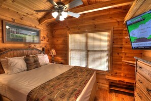 1 bedroom, free WiFi - Dogwood: Cozy Cabin in Wooded Area Only Minutes Away from Downtown Gatlinburg (Gatlinburg)
