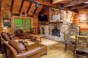 Flatskjerm-TV, peis og DVD-spiller