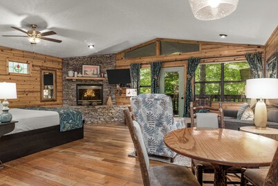Mountain Whispers: A splendid studio style one bedroom cabin with a beautiful mountain view.