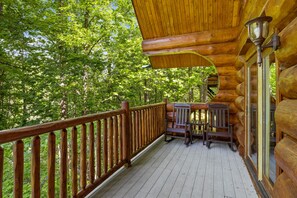 Terrace/patio - Black Bear Lodge: Mountain-view Log Cabin Only 3 Miles from Downtown Gatlinburg (Gatlinburg)