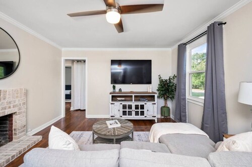 The Cozy House on Rogers • In Quiet Ingleside Area
