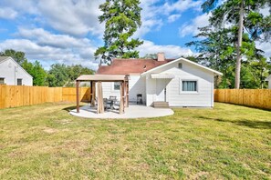 Terrace/patio - The Cozy House on Rogers • In Quiet Ingleside Area (Macon)