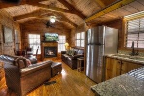 电视、壁炉、DVD 播放器、桌上足球