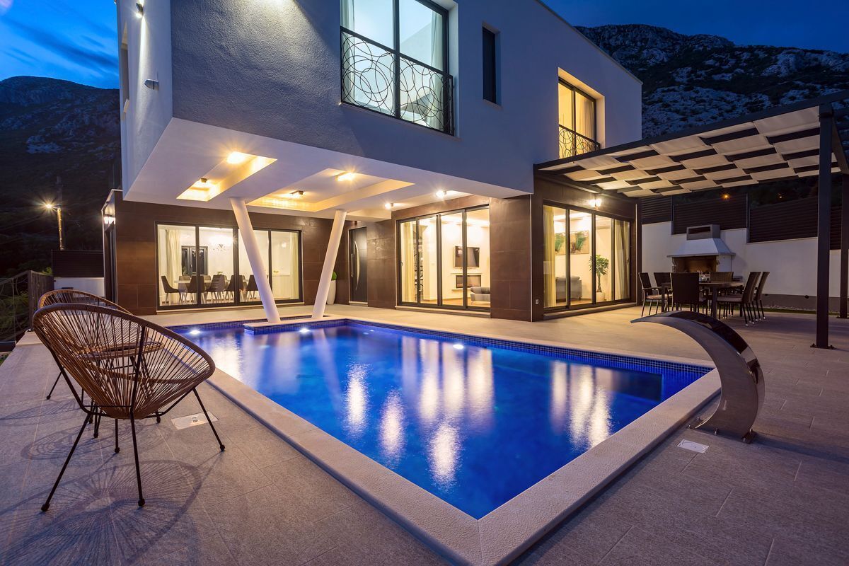 Beheizter Pool, Liegestühle