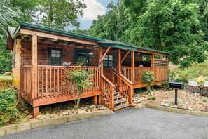 Exterior - Davy Crockett: Beautiful Cabin near the Parkway, Perfect for the Family Weekend Getaway! (Gatlinburg)