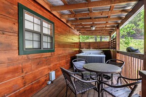 Outdoor spa tub - Davy Crockett: Beautiful Cabin near the Parkway, Perfect for the Family Weekend Getaway! (Gatlinburg)