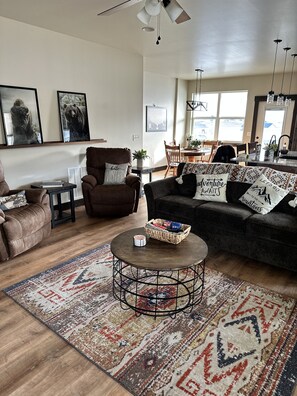 Smart TV, caminetto, videogiochi, libri