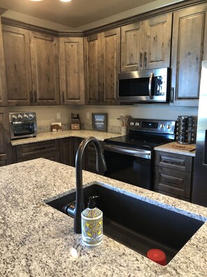 Frigorifero, microonde, forno, piano cottura