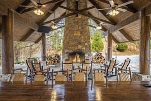 Outdoor dining - Roosevelt Lodge: Majestic Lodge with Everything to Make your Perfect Vacation Great! (Gatlinburg)