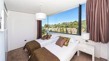 2 bedrooms, iron/ironing board, free Internet, bed sheets
