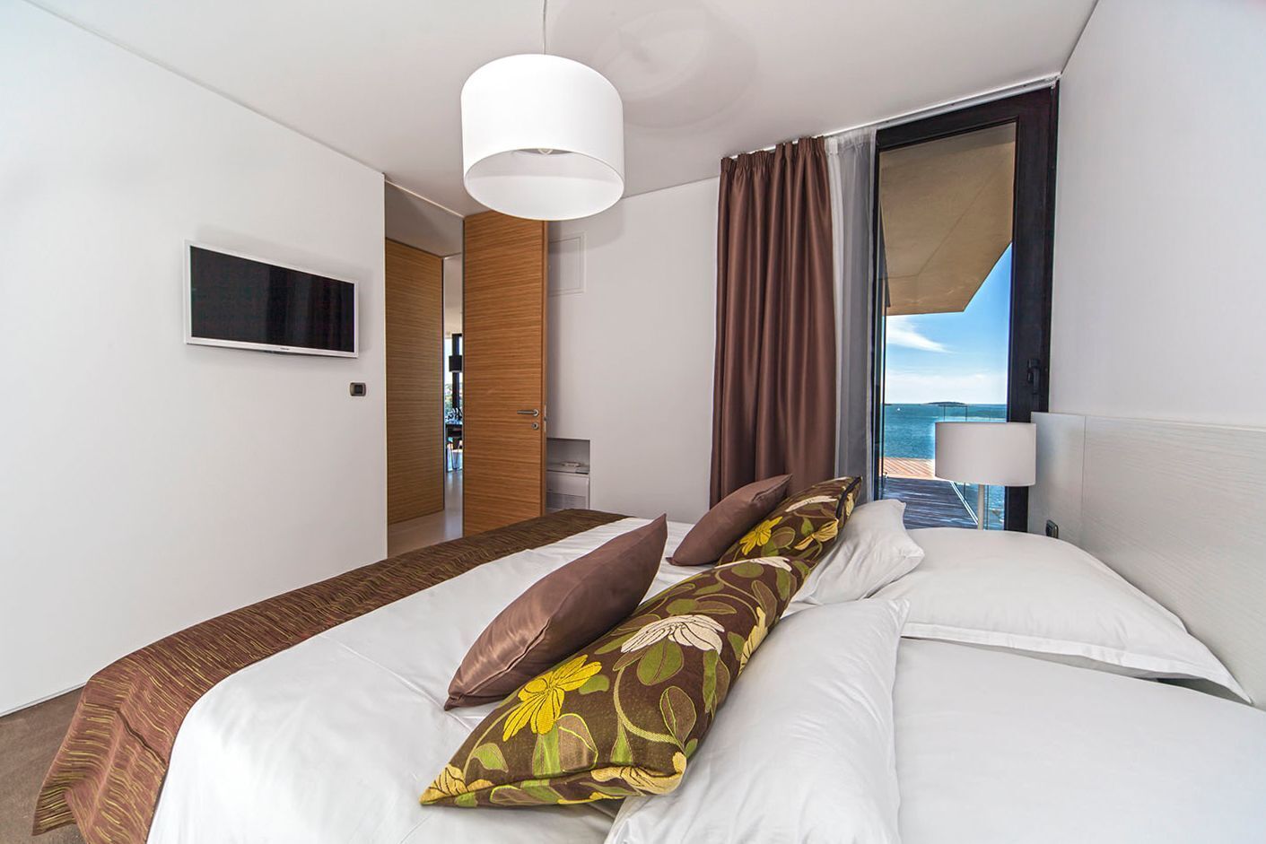 2 bedrooms, iron/ironing board, free Internet, bed sheets