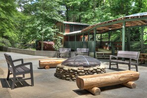 Terrace/patio - Beaver Creek: Creekside Family Cabin (Gatlinburg)