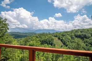 Property grounds - Eagles Nest: Gorgeous Views of the Great Smoky Mountains and Minutes Away From the National Park (Sevierville)