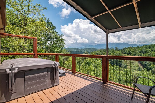 Outdoor spa tub - Eagles Nest: Gorgeous Views of the Great Smoky Mountains and Minutes Away From the National Park (Sevierville)