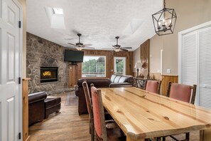Dining - Eagles Nest: Gorgeous Views of the Great Smoky Mountains and Minutes Away From the National Park (Sevierville)