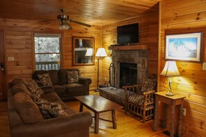 TV, DVD player - Robin's Nest: Perfect Cabin  for You and Your Families Vacation to the Smokies (Gatlinburg)