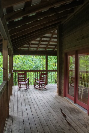 Terrace/patio - Robin's Nest: Perfect Cabin  for You and Your Families Vacation to the Smokies (Gatlinburg)