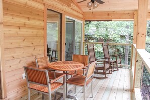 Outdoor dining - Little Pigeon River House: Riverside Lodge with Perfect Outdoor Nature Area (Sevierville)