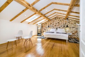 4 عدّة غرف نوم ومكواة/لوح كي وواي فاي وملاءات أسرّة