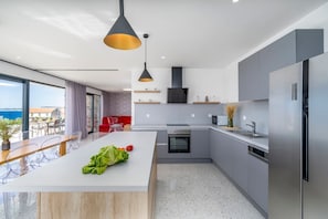 Four à micro-ondes, un four, lave-vaisselle, grille-pain